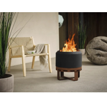 Terrassmiljö med eldstad, stol och dekorationer för en mysig utomhusatmosfär