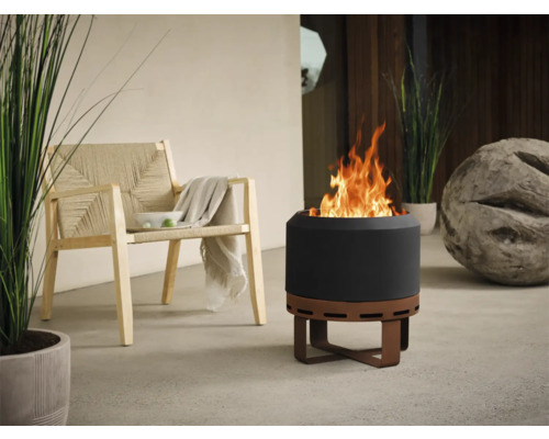 Terrassmiljö med eldstad, stol och dekorationer för en mysig utomhusatmosfär