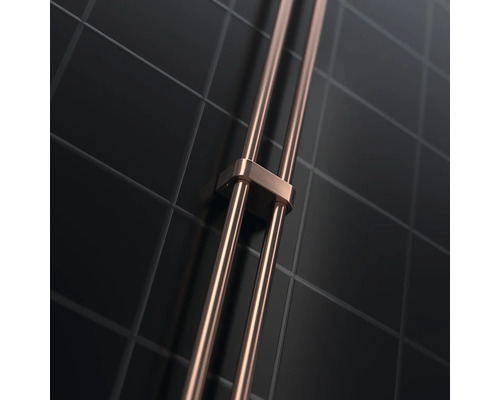 Två parallella rör med fäste framför en svart kakelbakgrund