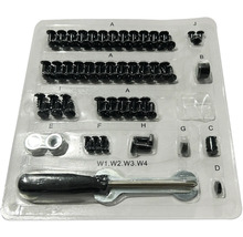 Sortiment med skruvar och verktyg i en transparent förpackning.