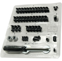 Sortiment med skruvar och verktyg i en transparent plastförpackning