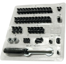 Sortiment av skruvar, muttrar och verktyg i en transparent plastförpackning