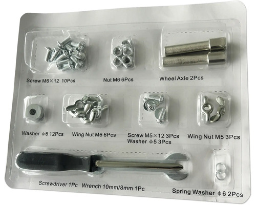 Sortiment med skruvar, muttrar, brickor, hjulaxlar, skruvmejsel och skiftnyckel i transparent förpackning