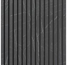 Dekorativa väggpaneler med marmorlook och vertikala spår.