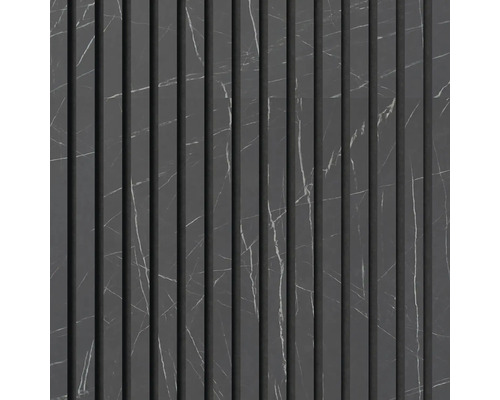 Dekorativa väggpaneler med marmorlook och vertikala spår.