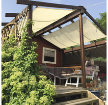 Lusthus med skuggning, växter och trädgårdsmöbler på en träaltan