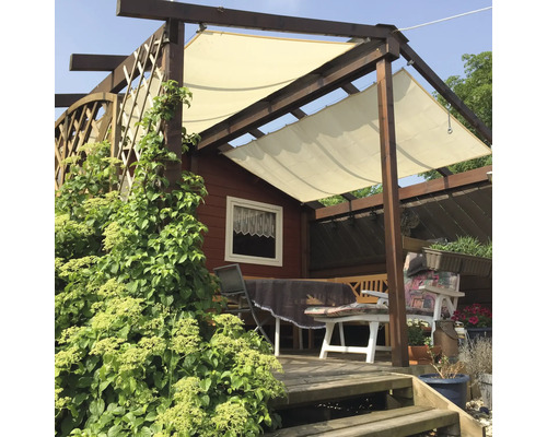 Lusthus med skuggning, växter och trädgårdsmöbler på en träaltan