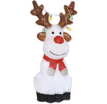 Dekorativ renfigur med horn, ljusslinga och röd halsduk som juldekoration.