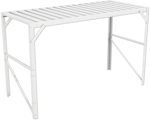 Vit stålhylla med gallerbotten