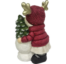 Dekorativ renfigur som kramar en julgran.