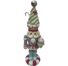 Dekorativ nötknäppare i form av en godis för julperioden