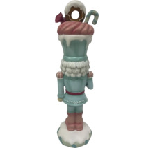 Söt nötknäppare med godisdekoration