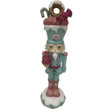 Dekorativ nötknäpparfigur med godisdekorationer för festlig julstämning