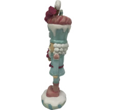 Dekorativ nötknäppare med godishatt för festliga dekorationer