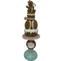 Dekorativ godisfigur med pepparkaksgubbe, makroner och munk