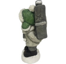 Dekorativ vinterfigur av en pojke med julklapp