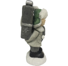 Dekorativ figur pojke med present för juldekoration