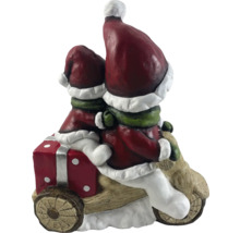 Juldekoration med två tomtar på en motorcykel med en present