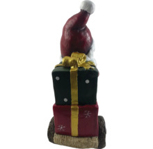 Dekorativ figur jultomte på presenter