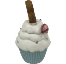 Dekorativ cupcake med glasyr och våffla som dekoration