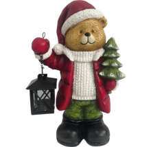 Teddybjörn som juldekoration med lykta och julgran