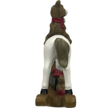 Dekorativ julfigur: Teddybjörn på gunghäst med present