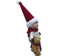 Dekorativ figur av en pojke med teddybjörn och julhatt