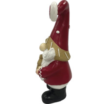 Trädgårdstomte med röd mössa och svarta stövlar