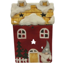 Dekorativt keramik hus med stjärnmönster och snö