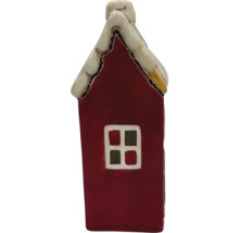 Dekorativ husfigur med snö på taket och fönster