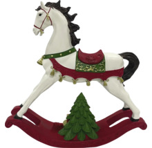 Dekorativ gunghäst med julgran för en festlig atmosfär