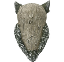 Uggla som trädgårdsdekoration bakifrån