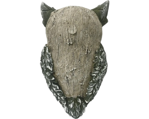 Uggla som trädgårdsdekoration bakifrån