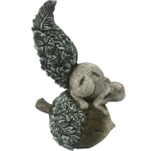 Dekorativ ekorrfigur av konststen som sitter på ett ekollon