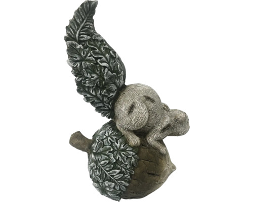 Dekorativ ekorrfigur av konststen som sitter på ett ekollon