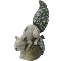 Dekorativ figurin ekorre på nöt för trädgården