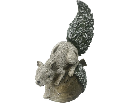 Dekorativ figurin ekorre på nöt för trädgården