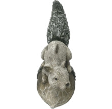 Trädgårdsdekoration ekorre på nöt och ornament