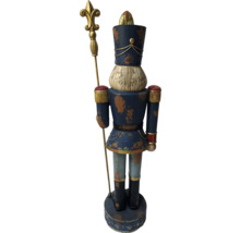 Dekorativ nötknäpparfigur i soldatdesign