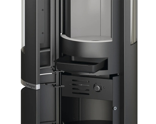 Detaljvy av en vedeldad kamin med brännkammare, askfat och kontrollelement