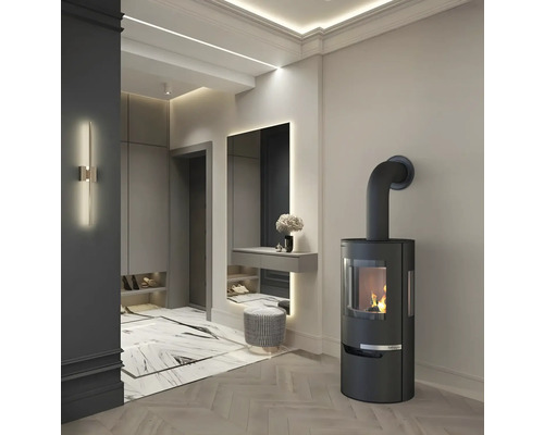 Elegant interiör med kamin, spegel och pall i ett ljust rum.