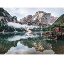 Bergsjö med trähus och bergstoppar