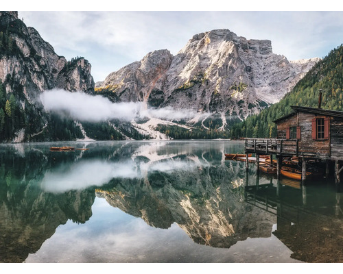 Canvastavla THE WALL Sjö och berg 56x76cm Bergsjö med trähus och bergstoppar