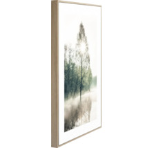 Inramad väggbild med trädlandskap och dimma