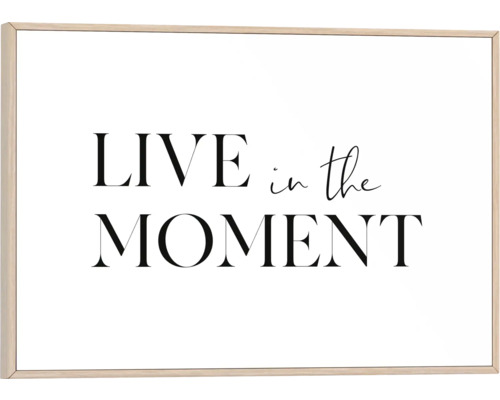 Dekorativ bild med texten ''Lev i nuet'' i en ram