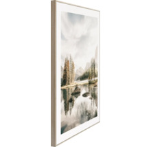 Inramad landskapsbild med sjö, berg och träd