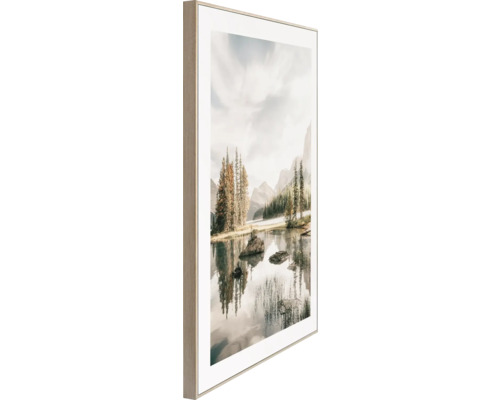 Inramad landskapsbild med sjö, berg och träd