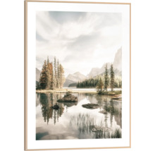 Inramad landskapsbild med sjö och berg