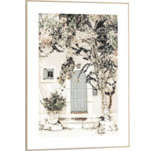 Inramad bild av ett hus med dörr, fönster och blommor