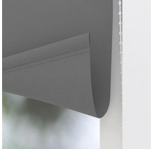 Grå rullgardin med kedjedrag för fönsterdekoration